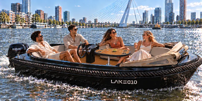Gezelschap rondom het ovale tafeltje in de Deluxe